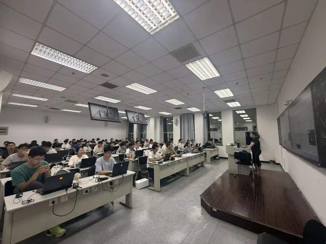 點(diǎn)燃興趣，賦能未來 人工智能學(xué)院“職業(yè)能力+興趣”微課火熱開啟，聚焦教學(xué)軟件開發(fā)